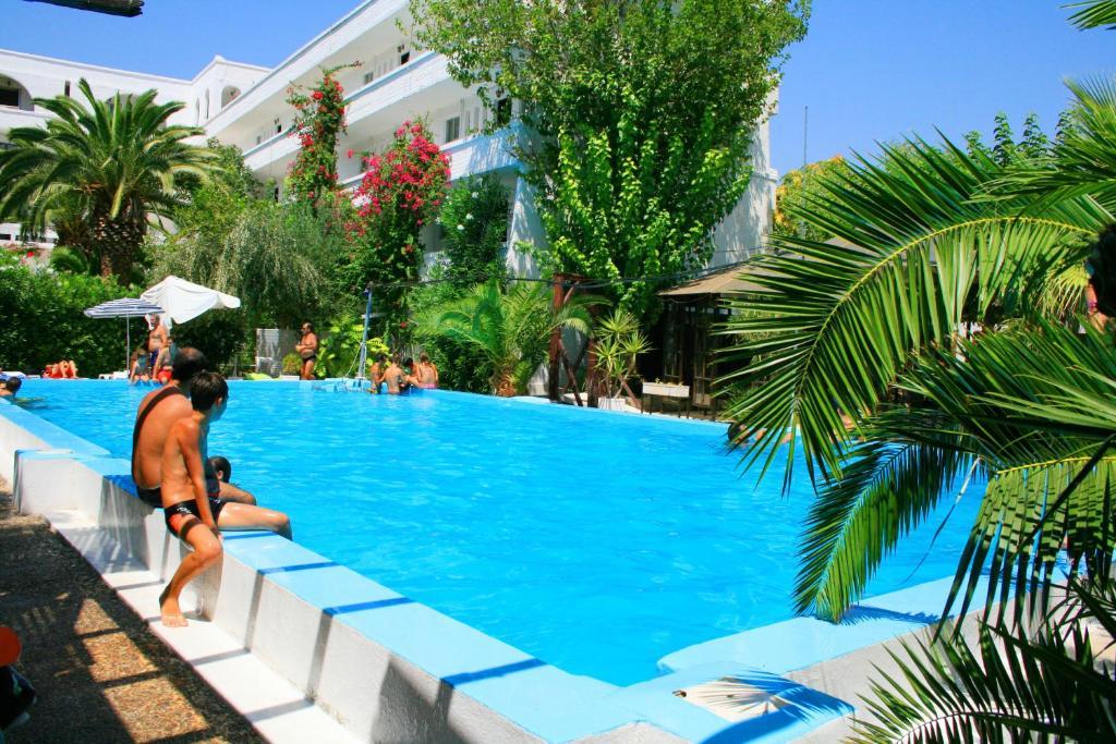 Siagas Beach Hotel Agioi Theodoroi Exterior photo