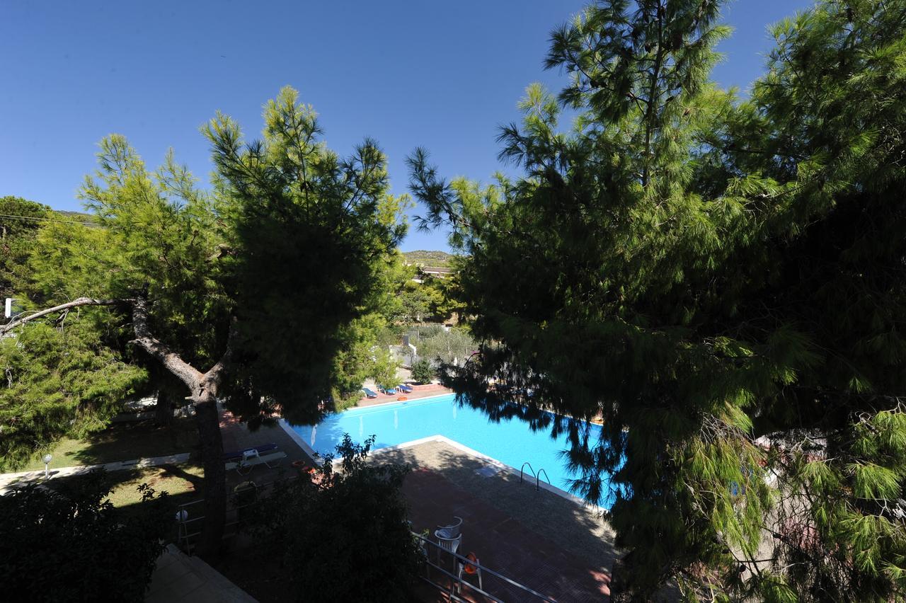 Siagas Beach Hotel Agioi Theodoroi Exterior photo